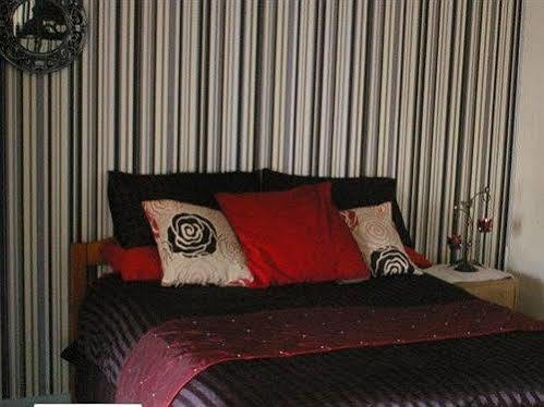 Holland Arms Hotel Gaerwen Extérieur photo